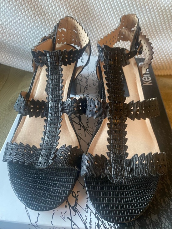Kensie Shoes - Kensie Hepburn T-Strap Ankle strap block heel Sandals textured vegan leather.